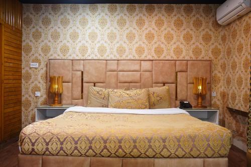 Deluxe Double or Twin Room image 2