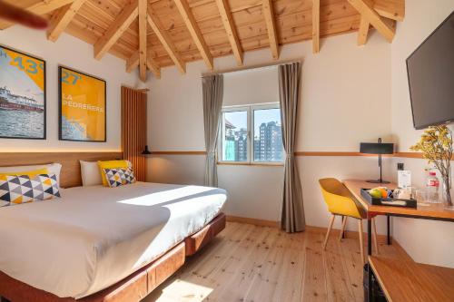 Deluxe Double Room with Sea View image 9