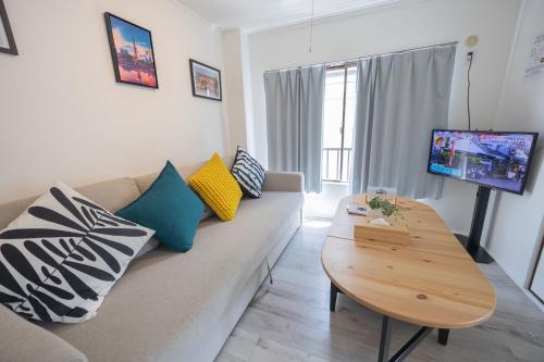 XLH2,7 Min by Train to Harry Potter Studio Tour, Quick Access to Shinjuku, Double Bed and Sofa Bed, Private Kitchen and Living Room, Sleeps 4, Tokio