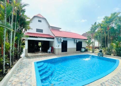 Villa BABA D'FAMOSA - Homestay A'Famosa Private Pool Villa