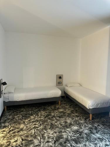1 double bed, 2 twin beds