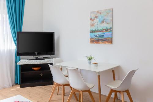 One-Bedroom Apartment with Balcony image 10
