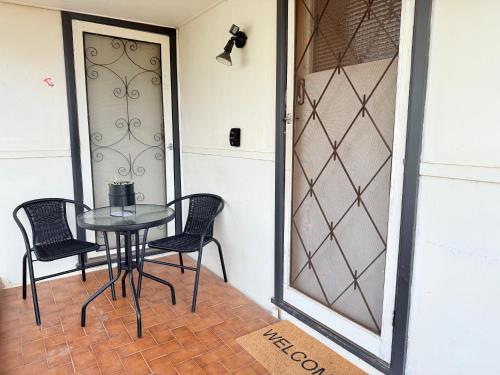 Cosy Country Cottage with AirCon in Hay
