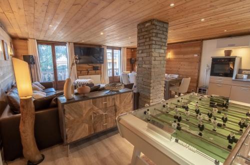 Catered chalet ideal location centre of Alpe d'Huez - 4 en-suite bedrooms - sauna - private home cinema - 10 people
