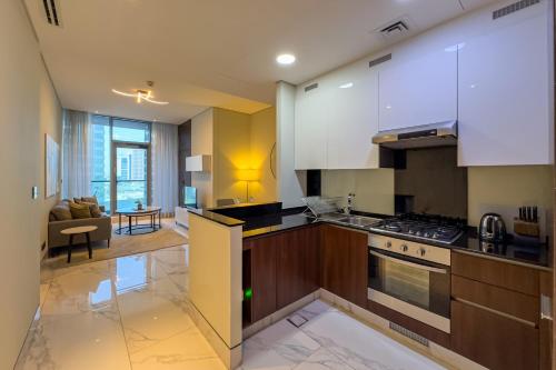 1BR City Escape l Canal & Skyline Views, Дубай (фото 4)