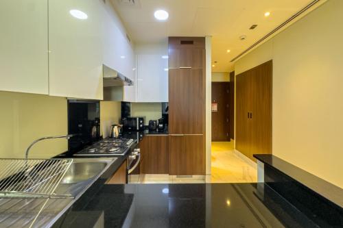 1BR City Escape l Canal & Skyline Views, Дубай (фото 6)