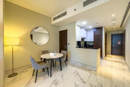 1BR City Escape l Canal & Skyline Views, Дубай (фото 2)