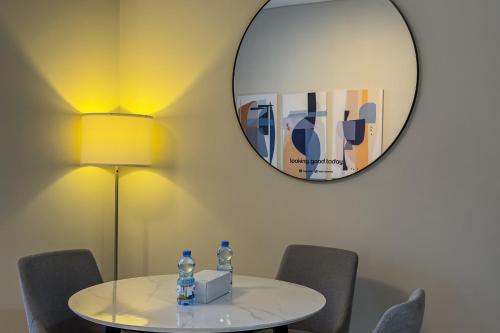 1BR City Escape l Canal & Skyline Views, Дубай (фото 3)