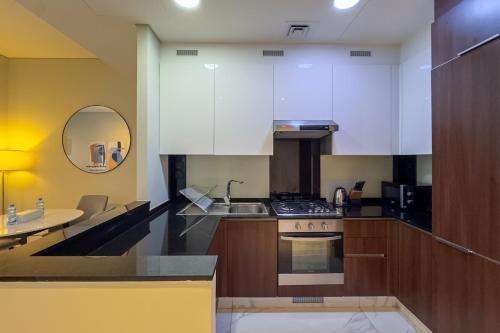 1BR City Escape l Canal & Skyline Views, Дубай (фото 8)