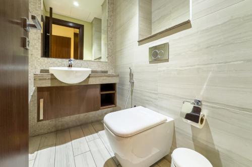 1BR City Escape l Canal & Skyline Views, Дубай (фото 9)