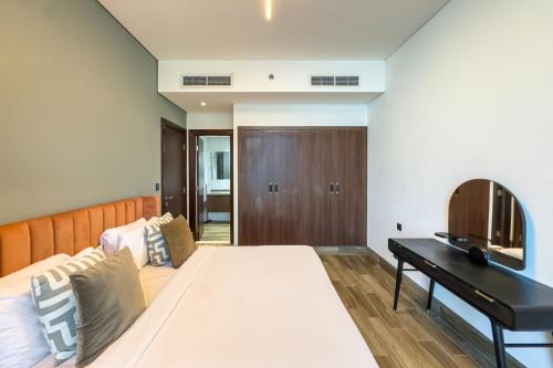 1BR City Escape l Canal & Skyline Views, Дубай (фото 10)