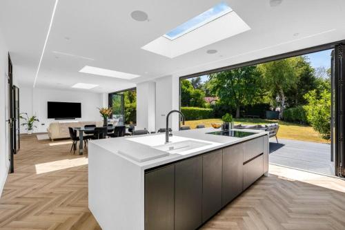 Общ салон/телевизионна зона, House of Hertfordshire in Datchworth