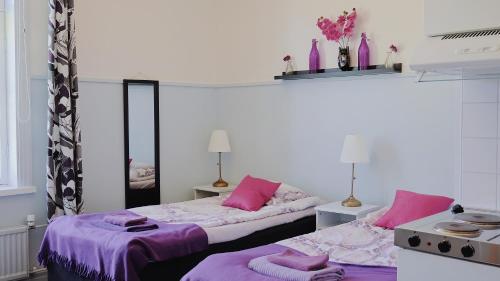 2 twin beds