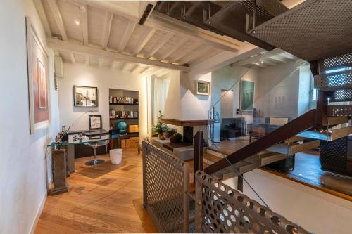 Villa esclusiva nella torre del castello di Tignano tra lusso, storia e natura nel cuore del Chianti in Tignano