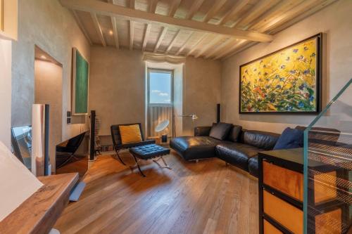 Villa esclusiva nella torre del castello di Tignano tra lusso, storia e natura nel cuore del Chianti in Tignano