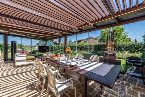 Villa esclusiva nella torre del castello di Tignano tra lusso, storia e natura nel cuore del Chianti in Tignano