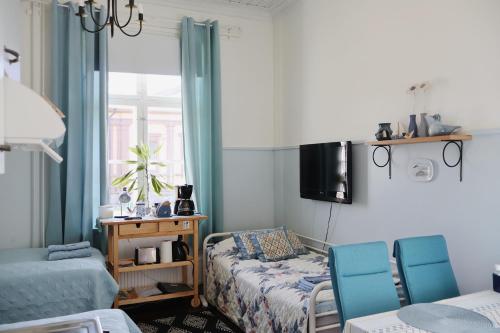 2 twin beds, 1 sofa bed