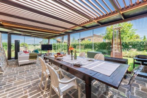 Villa esclusiva nella torre del castello di Tignano tra lusso, storia e natura nel cuore del Chianti in Tignano