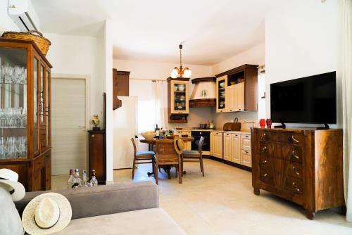 Közös társalgó / TV, La Terrazza sugli Ulivi - con PISCINA PANORAMICA in Ramunno I