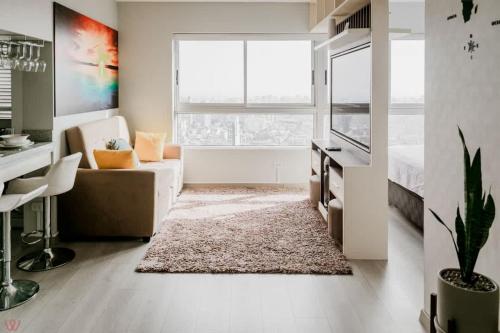 Charming 1BR Pool & View