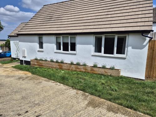 Delightful 2 bed detached bungalow Cotswolds edge in North Leigh