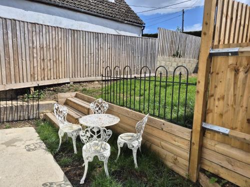 Delightful 2 bed detached bungalow Cotswolds edge in North Leigh