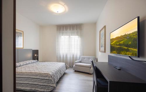 1 queen bed, 1 sofa bed