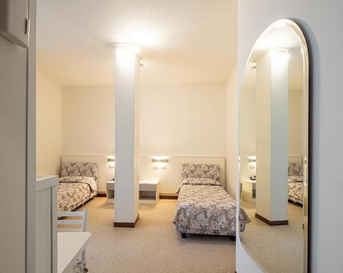 2 twin beds