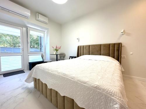 One-Bedroom Apartment image 2