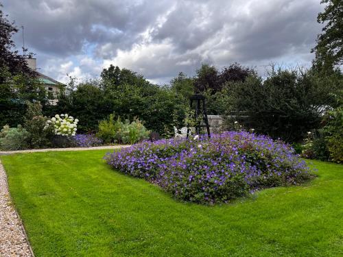 Quaint self contained cottage near Edinburgh. in Lasswade