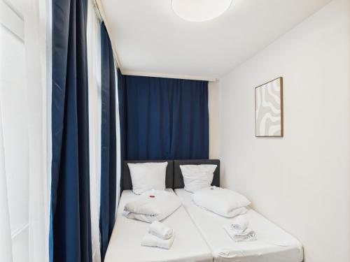 4 twin beds, 1 sofa bed