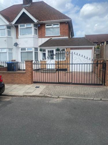 HELEN & PAULS PLACE Wembley, London (photo 11)