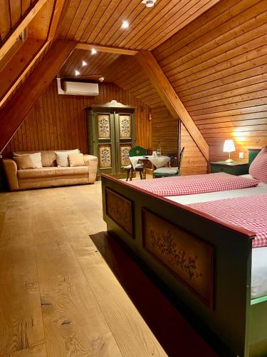 1 queen bed, 1 sofa bed