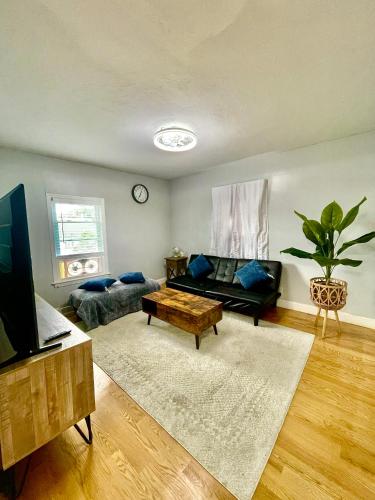 gedeelde lounge/tv-ruimte, Cozy 3-Beds in 2-Bedrooms Apartment Near Quincy Adams in Quincy