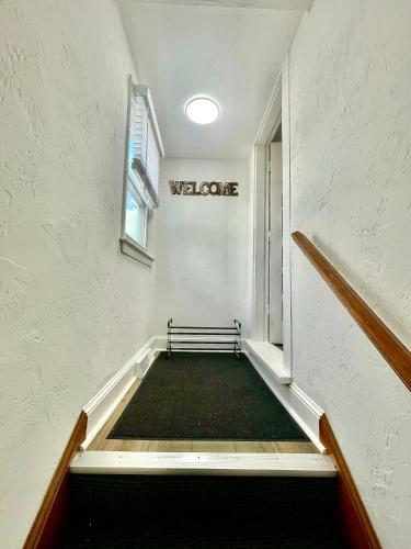 Entree, Cozy 3-Beds in 2-Bedrooms Apartment Near Quincy Adams in Quincy