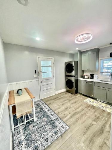 keuken, Cozy 3-Beds in 2-Bedrooms Apartment Near Quincy Adams in Quincy
