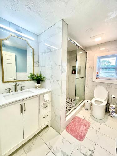 Badkamer, Cozy 3-Beds in 2-Bedrooms Apartment Near Quincy Adams in Quincy