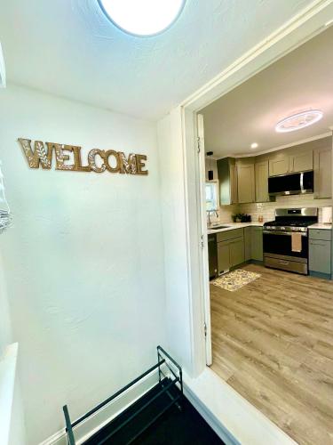 keuken, Cozy 3-Beds in 2-Bedrooms Apartment Near Quincy Adams in Quincy