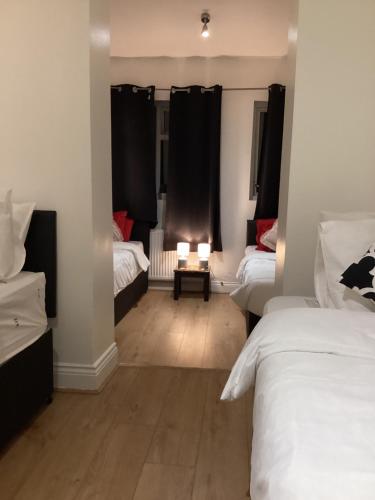 Large Family Home, Pet Friendly, 4 Bed 2 Bath House, Sleeps 10, Free Wi-Fi, Free Parking gîte à louer Dagenham