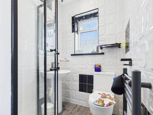Twin Room with Private Bathroom image 4