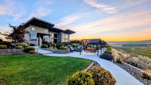 Restaurant, Lone Point Cellars in Hartline