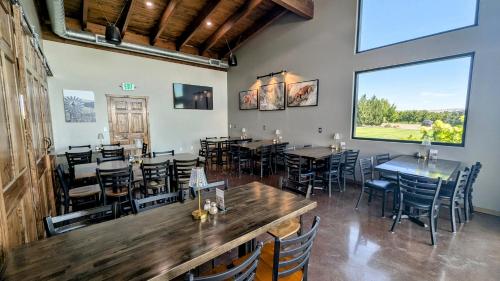 Festsal, Lone Point Cellars in Hartline