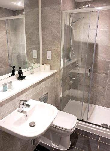 2Bed 2Bath Private Balcony, Relaxing Waterfront View Apt, Parking FREE WiFi 10mins Media City, Salford Quays, Old Trafford, City Centre, Manchester (fotografie 8)
