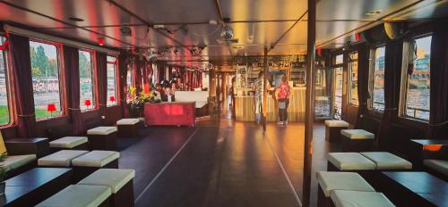 Eastern & Western Comfort Hostelboat 4