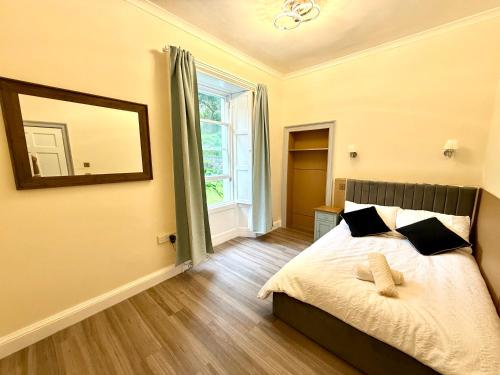 Montagues Luxury Victorian Apartment - Fast WiFi & Central Edinburgh, Эдинбург (фото 5)