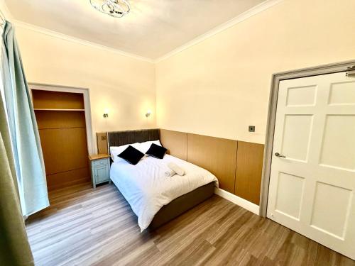 Montagues Luxury Victorian Apartment - Fast WiFi & Central Edinburgh, Эдинбург (фото 6)