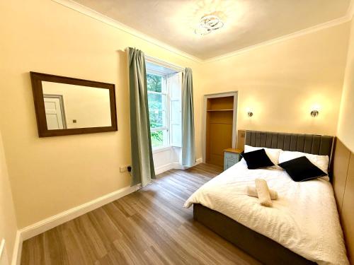 Montagues Luxury Victorian Apartment - Fast WiFi & Central Edinburgh, Эдинбург (фото 7)