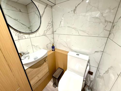 Montagues Luxury Victorian Apartment - Fast WiFi & Central Edinburgh, Эдинбург (фото 10)