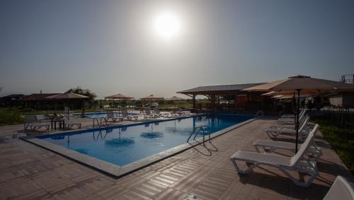 Πισίνα, Moretoni Lake Resort in Ενισέλι