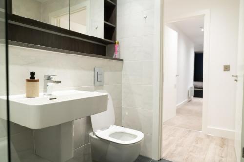 Modern 2 Bed Penthouse with Stunning views in Manchester City Center, Manchester (photo 11)